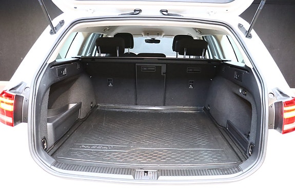 Volkswagen Passat 16 of 30