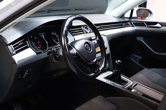 Volkswagen Passat 9 of 30