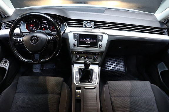 Volkswagen Passat 18 of 30