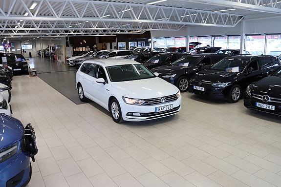 Volkswagen Passat 3 of 30