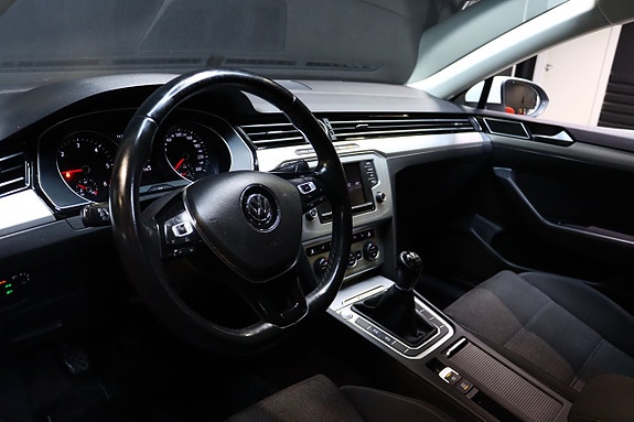 Volkswagen Passat 21 of 30