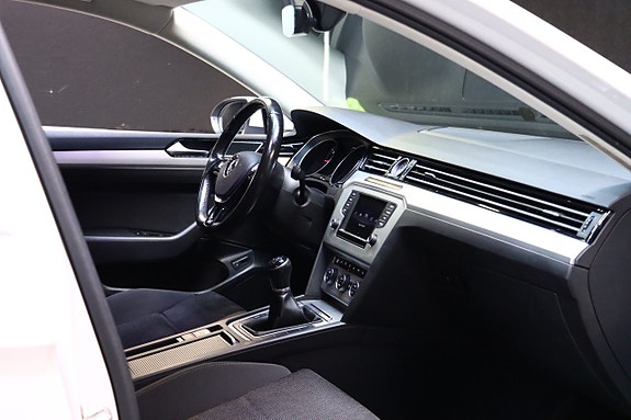 Volkswagen Passat 15 of 30