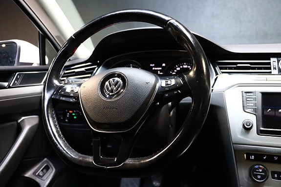 Volkswagen Passat 19 of 30