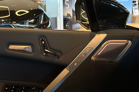 BMW iX 19 of 22