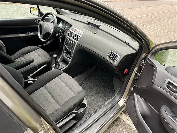 Peugeot 307 SW 8 of 12