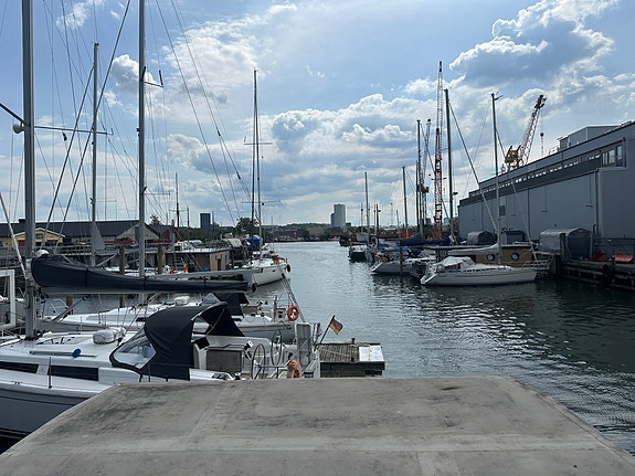 La Mare husbåt, modernt boende direkt på vattnet 3 of 8