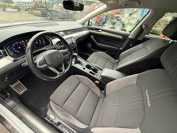Volkswagen Passat Alltrack 3 of 8