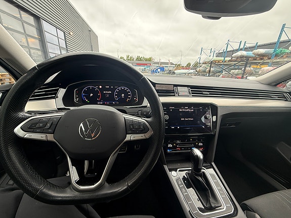 Volkswagen Passat Alltrack 2 of 8