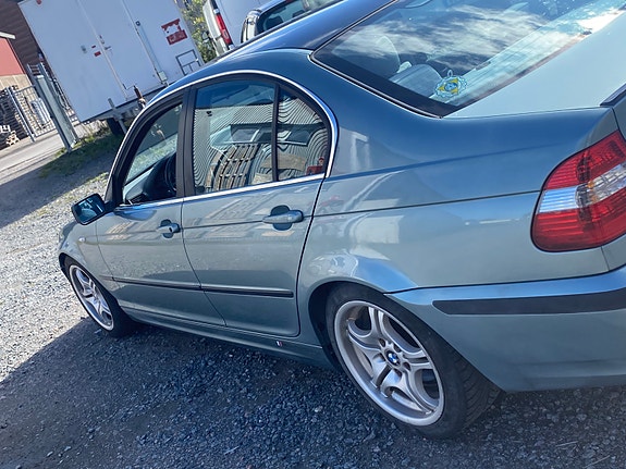 BMW 320i 2 of 5
