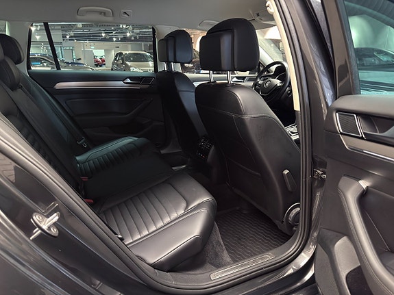 Volkswagen Passat 16 of 18