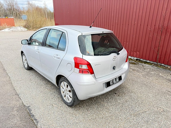 Toyota Yaris 3 of 6