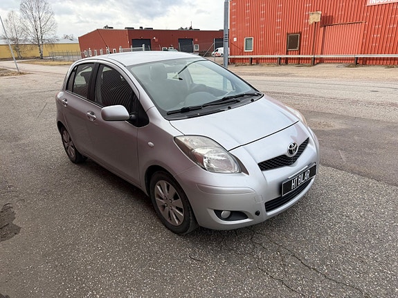 Toyota Yaris 2 of 6