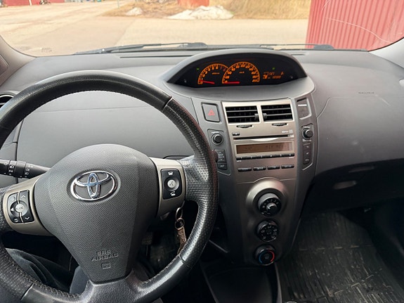 Toyota Yaris 5 of 6