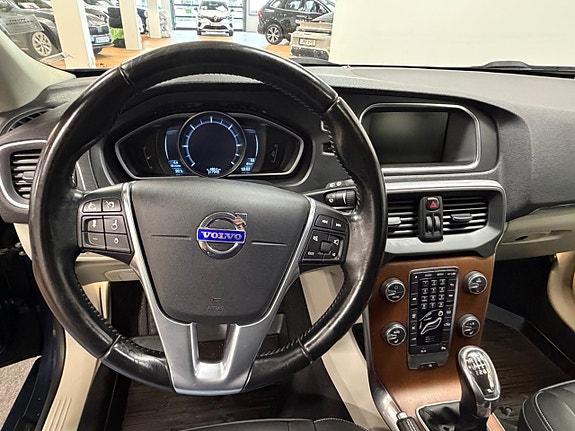 Volvo V40 12 of 18