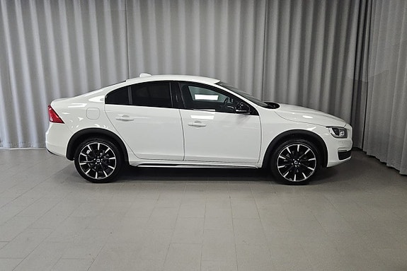 Volvo S60 Cross Country 4 of 13