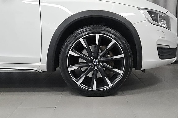 Volvo S60 Cross Country 5 of 13