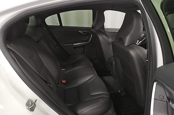Volvo S60 Cross Country 9 of 13