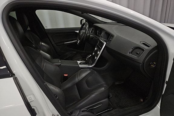 Volvo S60 Cross Country 6 of 13