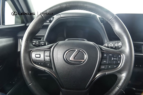 Lexus UX300h 9 of 15