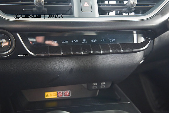 Lexus UX300h 11 of 15