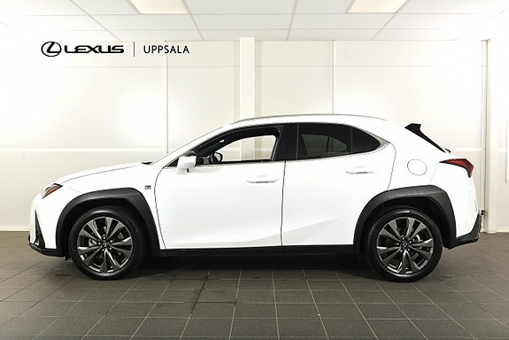 Lexus UX300h 2 of 15