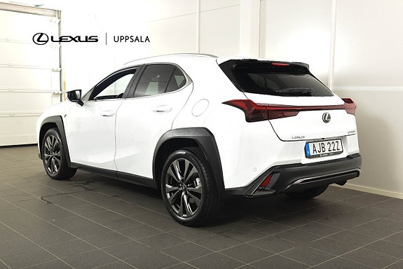 Lexus UX300h 3 of 15