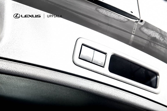 Lexus UX300h 8 of 15