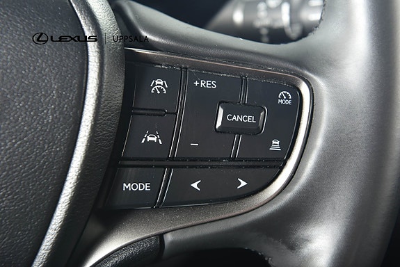 Lexus UX300h 13 of 15