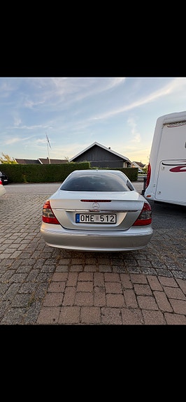 Mercedes-Benz E200 3 of 17