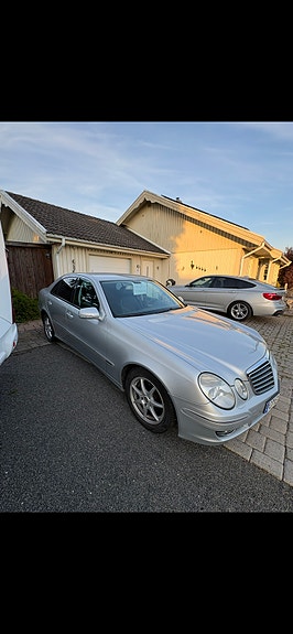 Mercedes-Benz E200 2 of 17