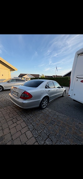 Mercedes-Benz E200 4 of 17