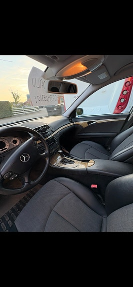 Mercedes-Benz E200 12 of 17