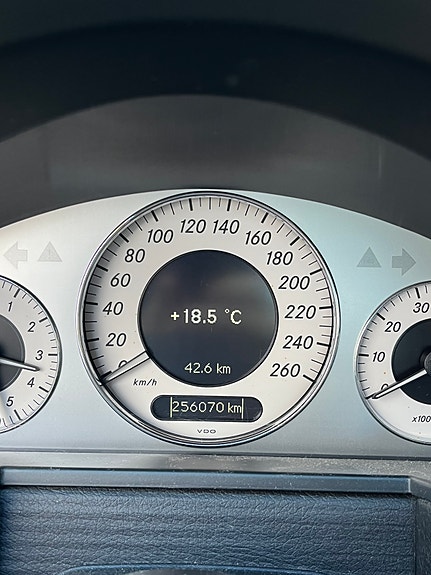 Mercedes-Benz E200 13 of 17
