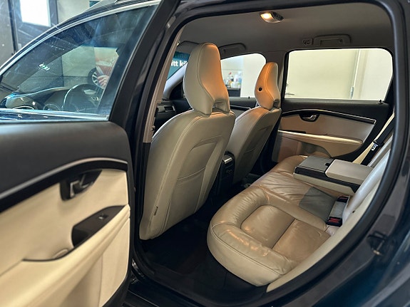 Volvo V70 11 of 30