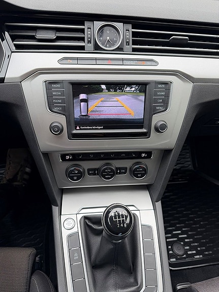 Volkswagen Passat 14 of 19