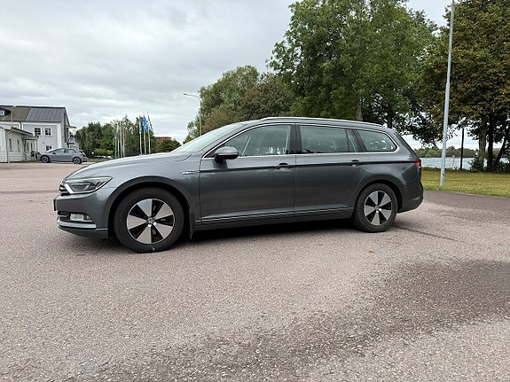 Volkswagen Passat 2 of 19