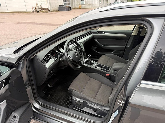 Volkswagen Passat 10 of 19