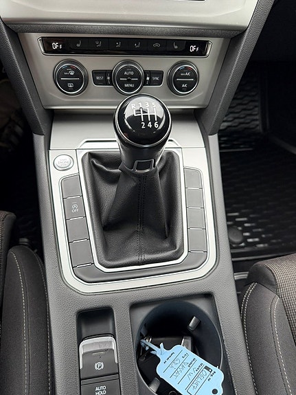 Volkswagen Passat 12 of 19