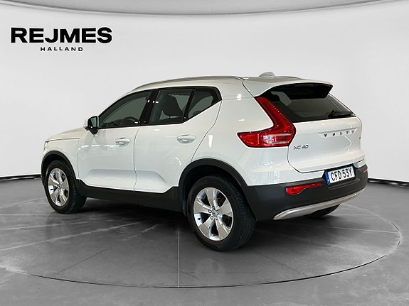 Volvo XC40 2 of 14