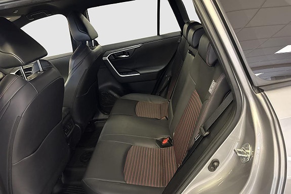 Toyota RAV4 Plug-in Hybrid 9 of 12