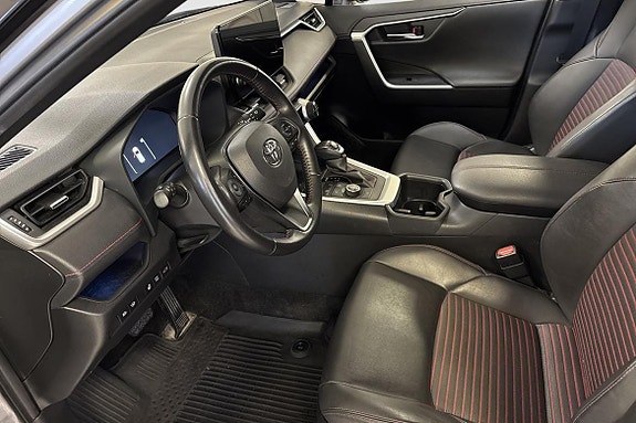 Toyota RAV4 Plug-in Hybrid 8 of 12