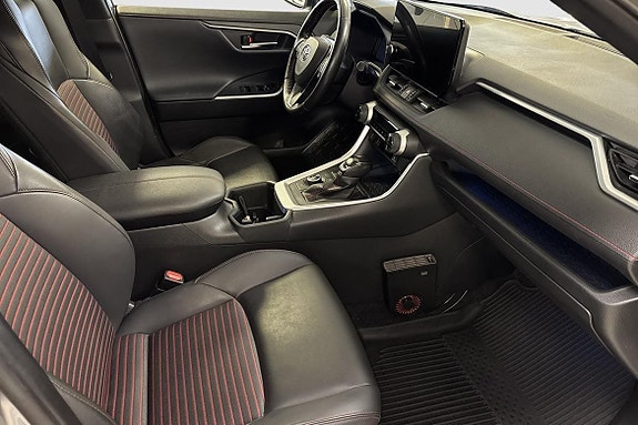 Toyota RAV4 Plug-in Hybrid 7 of 12