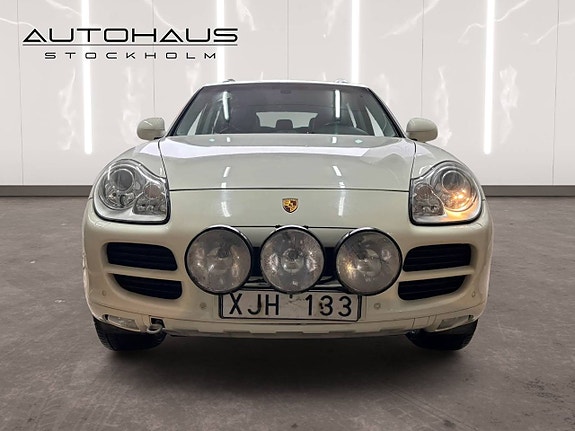 Porsche Cayenne 2 of 20