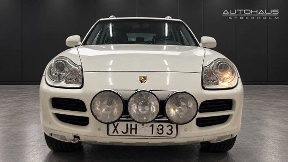 Porsche Cayenne 2 of 21