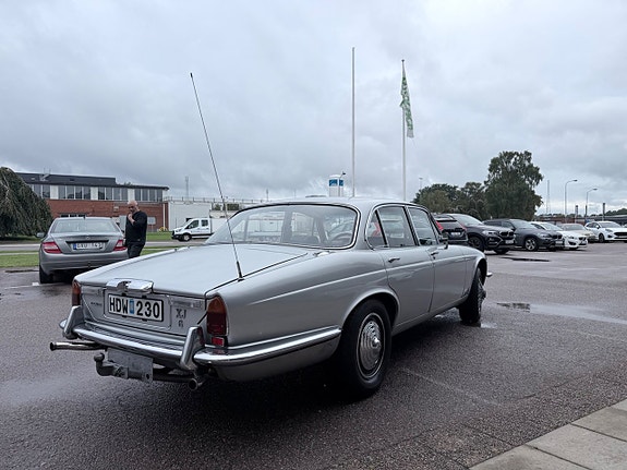 Jaguar XJ 3 of 11