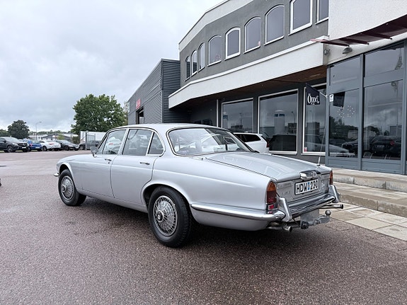 Jaguar XJ 2 of 11