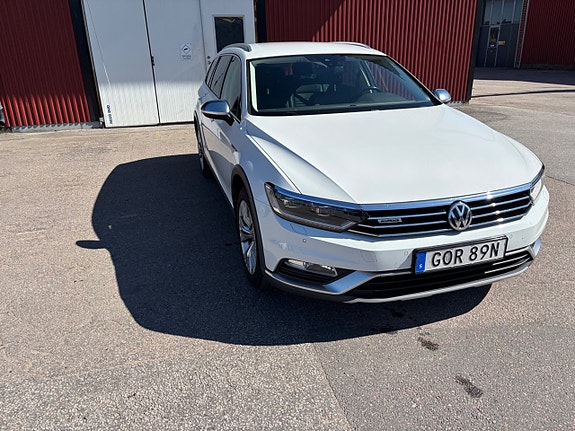 Volkswagen Passat Alltrack 2 of 10