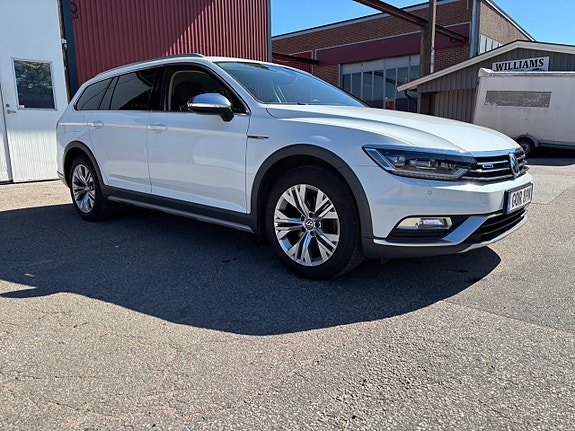 Volkswagen Passat Alltrack 3 of 10