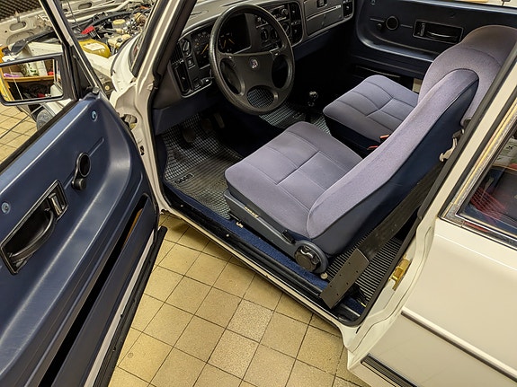 Saab 900 12 of 14