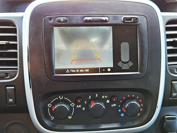 Nissan NV300 13 of 16